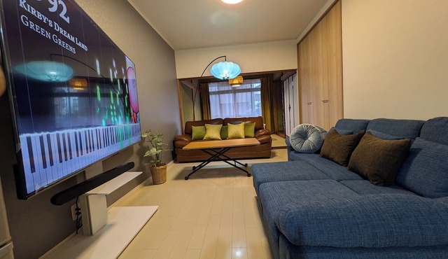 Villa Castle Ginza 5 min. walk to Hikone Castle 5 min. walk to Hikonyan Free parking 3 cars Villa can also be used for Biwaichi Available for 12 people One building for rent