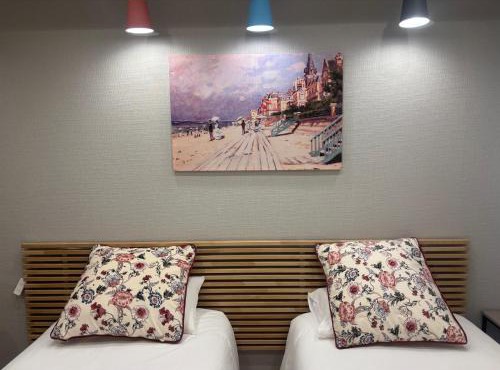 Tokyo Disney Resort 3 minutes by train, along Symbol Road, and plenty of commercial facilities!Free wifi, double bed