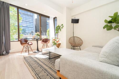 4 min walk to Otemachi station! 12 min walk to Tokyo Station! Spacious 3LDK, large glass windows with good lighting, elevator, convenient transportation, walking distance to the Imperial Palace!