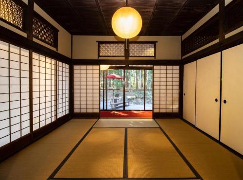 伝統とモダンが溶け合う侍ルーツの古民家 kominka翠 sui