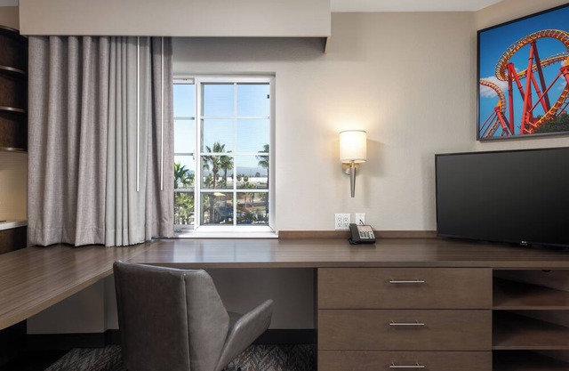 Pets Allowed! Minutes from Disneyland! Two Great Studio Suites, Pool, BBQ, Gym in Anaheim